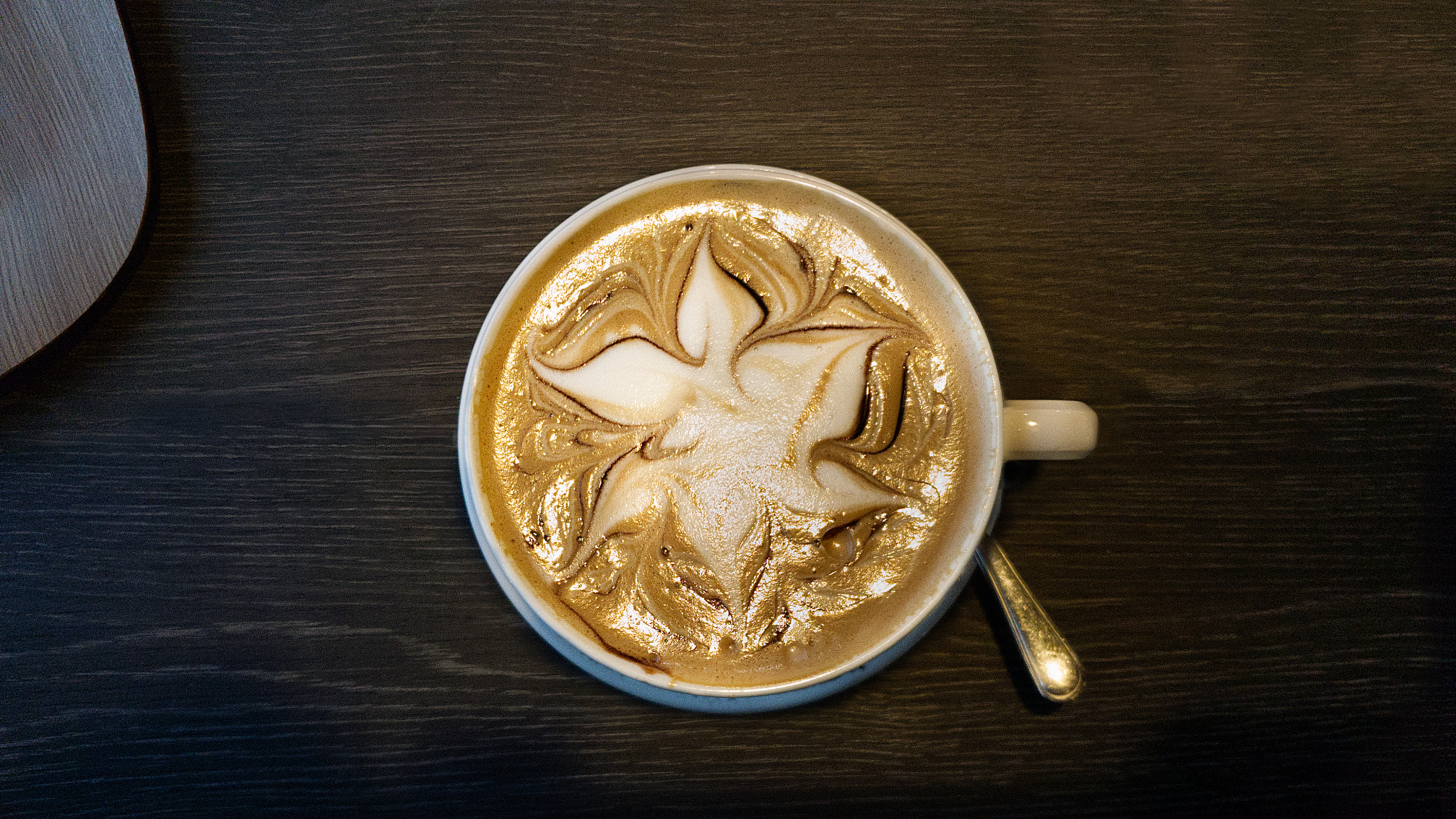 Kaffee mit sternförmiger Dekoration